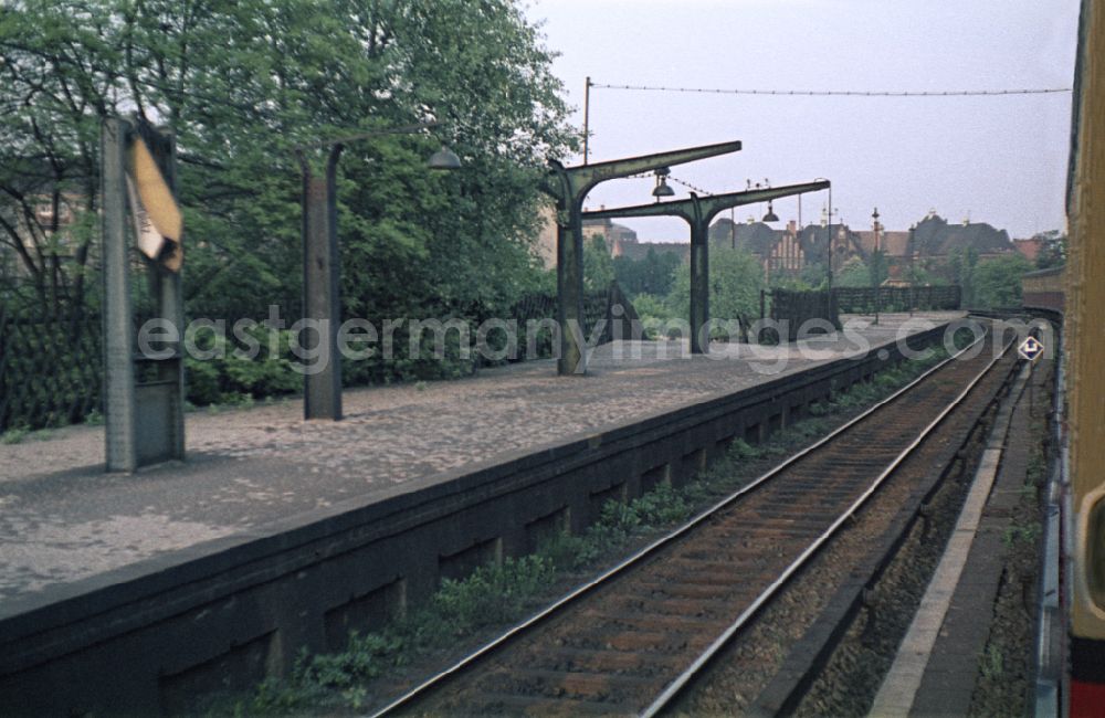 GDR picture archive: Berlin - Station building and track systems of the S-Bahn station Ostkreuz in the district Friedrichshain in Berlin Eastberlin on the territory of the former GDR, German Democratic Republic