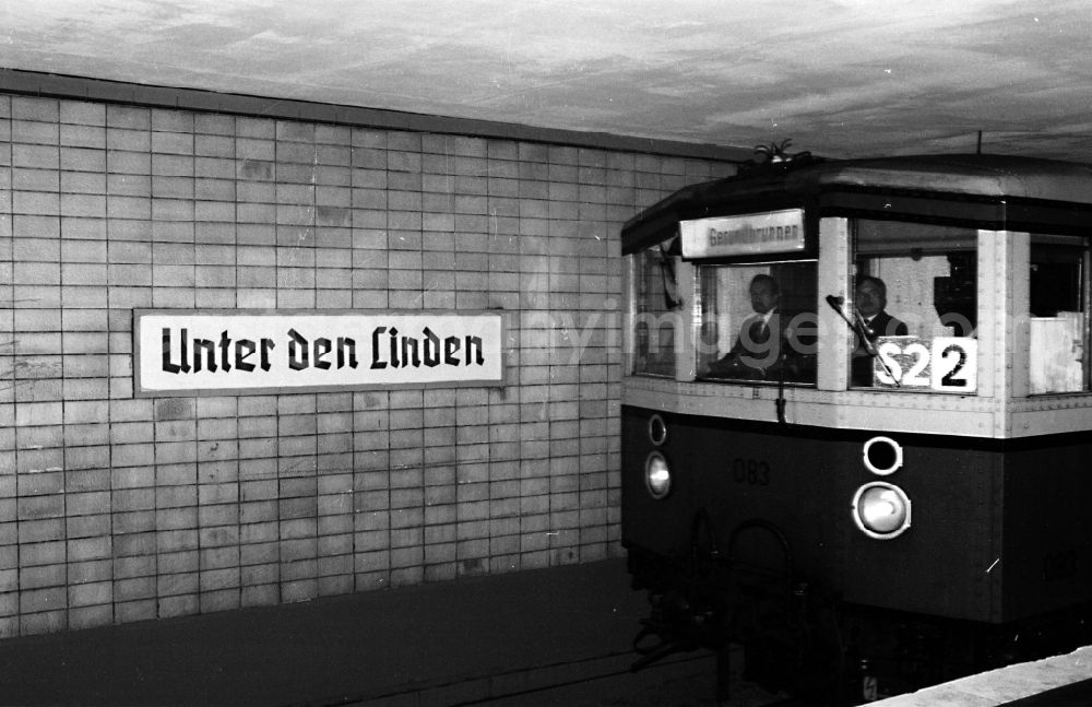GDR image archive: Berlin - S-Bahn train of line S2 and class 475 entering the tracks of the S-Bahn station Unter den Linden in the district of Mitte in Berlin East Berlin in the area of ​​the former GDR, German Democratic Republic