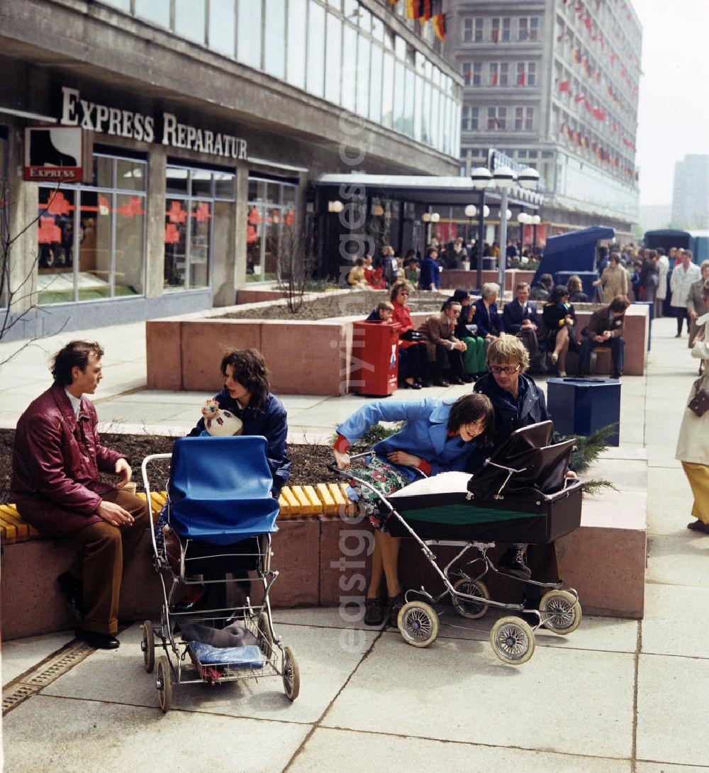 GDR picture archive: Berlin - Die Bahnhofspassagen auf dem Berliner Alexanderplatz laden mit großem Angebot Touristen und Einheimische zum Verweilen ein.