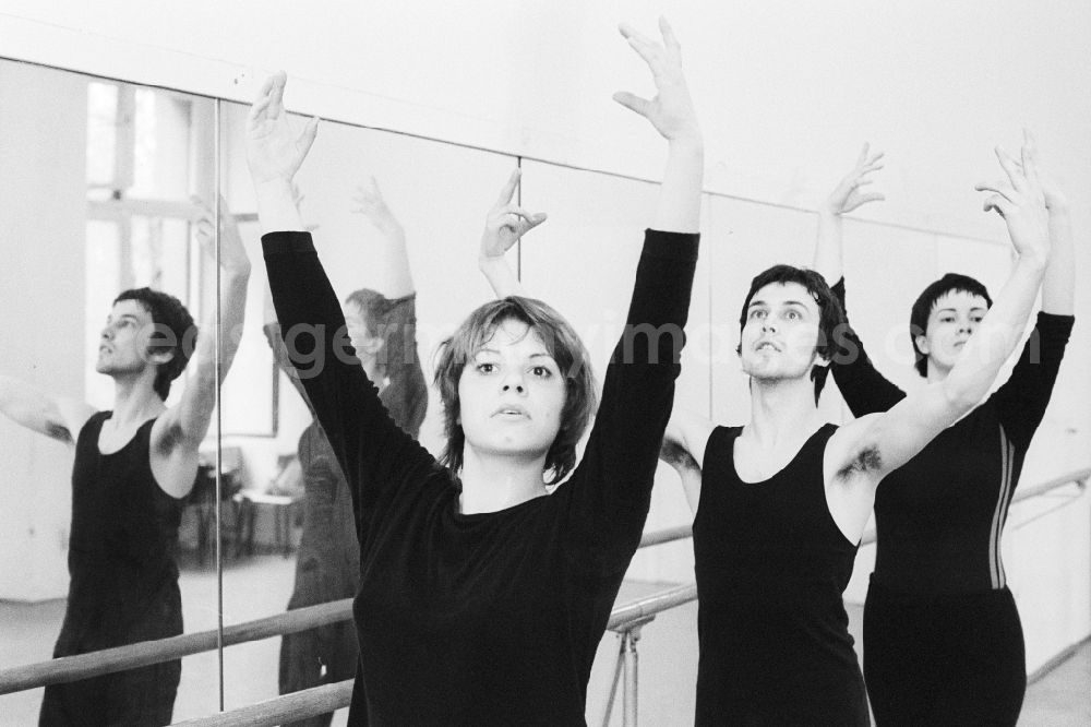 GDR image archive: Leipzig - Ballet lessons at the theatrical school - college for music and theatre Felix Mendelssohn Bartholdy Leipzig in Leipzig in the federal state Saxony in the area of the former GDR, German democratic republic