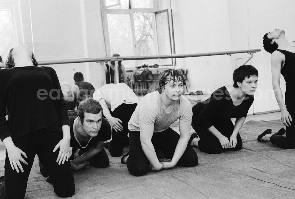 GDR photo archive: Leipzig - Ballet lessons at the theatrical school - college for music and theatre Felix Mendelssohn Bartholdy Leipzig in Leipzig in the federal state Saxony in the area of the former GDR, German democratic republic
