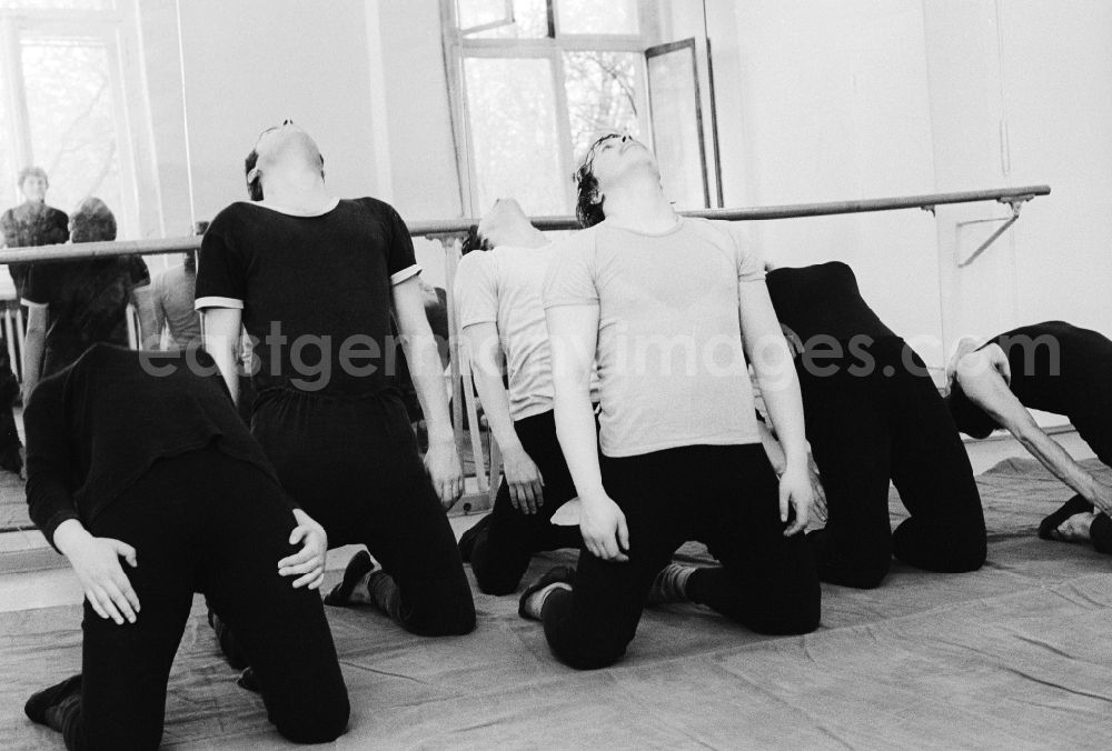 GDR picture archive: Leipzig - Ballet lessons at the theatrical school - college for music and theatre Felix Mendelssohn Bartholdy Leipzig in Leipzig in the federal state Saxony in the area of the former GDR, German democratic republic