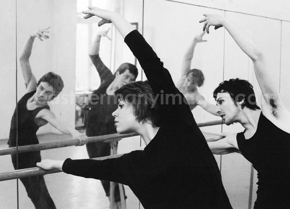 Leipzig: Ballet lessons at the theatrical school - college for music and theatre Felix Mendelssohn Bartholdy Leipzig in Leipzig in the federal state Saxony in the area of the former GDR, German democratic republic