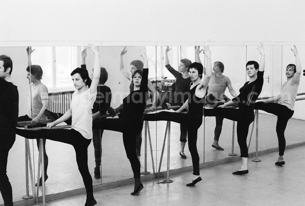 GDR image archive: Leipzig - Ballet lessons at the theatrical school - college for music and theatre Felix Mendelssohn Bartholdy Leipzig in Leipzig in the federal state Saxony in the area of the former GDR, German democratic republic