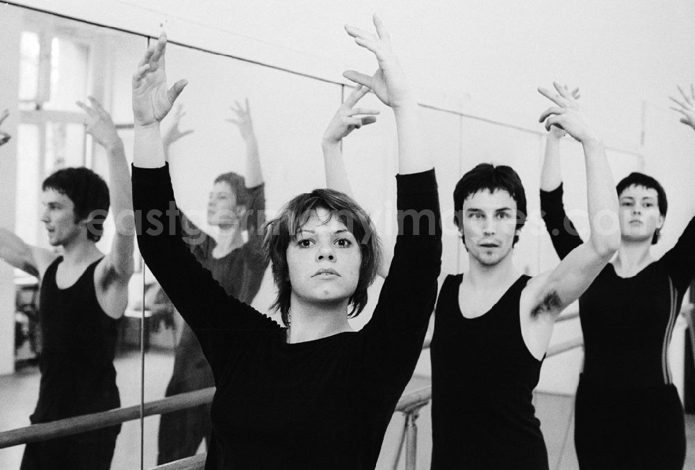 GDR photo archive: Leipzig - Ballet lessons at the theatrical school - college for music and theatre Felix Mendelssohn Bartholdy Leipzig in Leipzig in the federal state Saxony in the area of the former GDR, German democratic republic