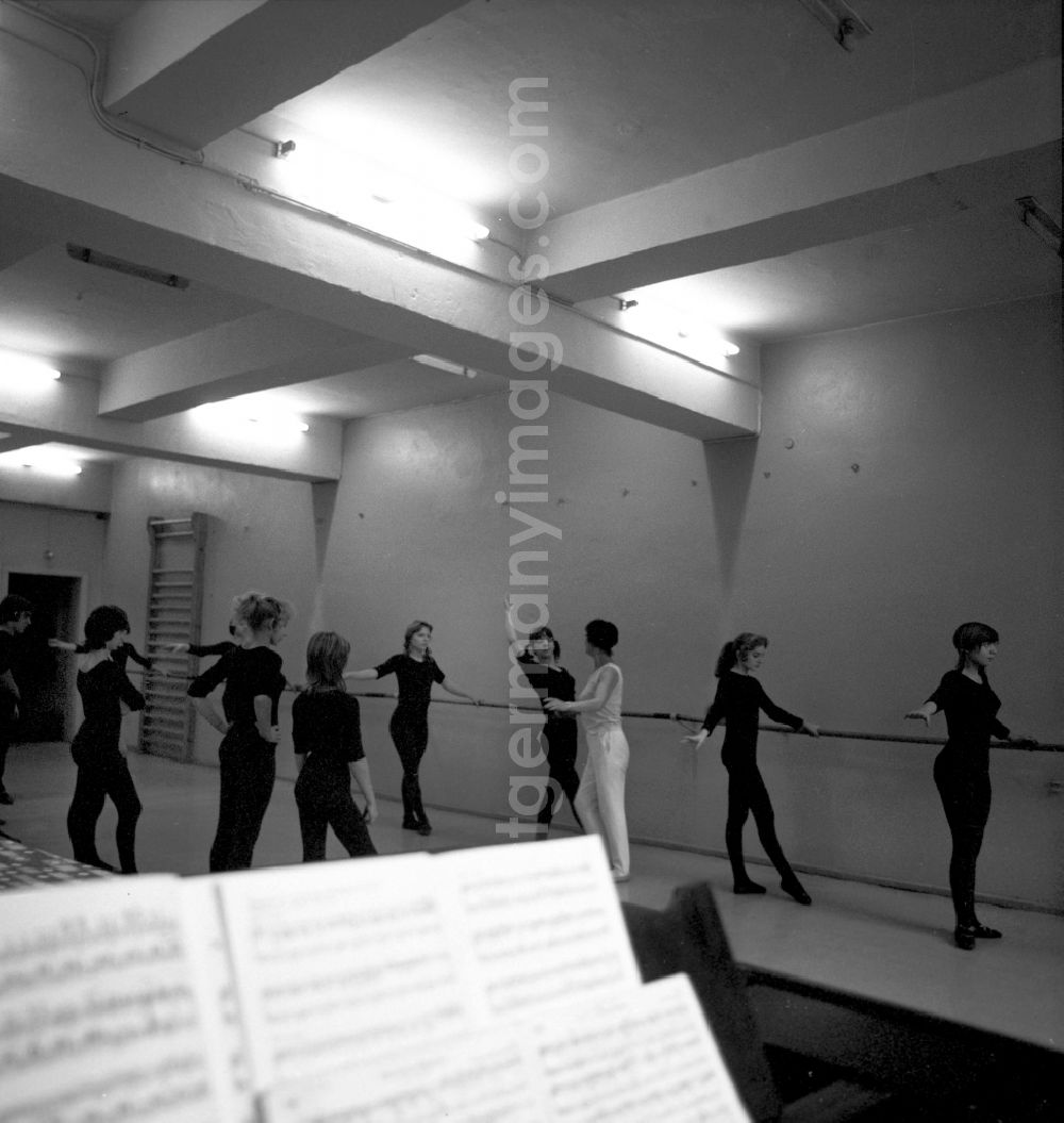 GDR image archive: Berlin - View of musical notes on young people during ballet lessons in the state artist school of the GDR. Up to the twelfth school year, the pupils were or are being prepared for their artist examination