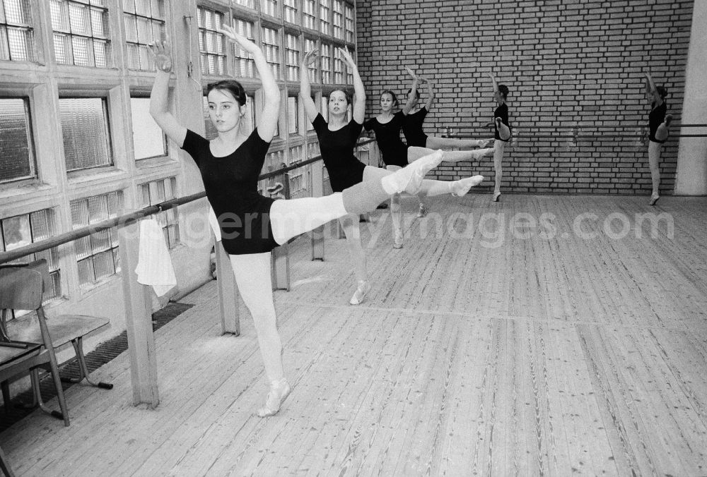 GDR photo archive: Berlin - Ballet lessons in the state ballet school and school for acrobatics in Berlin, the former capital of the GDR, German democratic republic