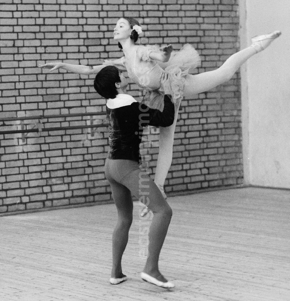 GDR picture archive: Berlin - Ballet lessons in the state ballet school and school for acrobatics in Berlin, the former capital of the GDR, German democratic republic