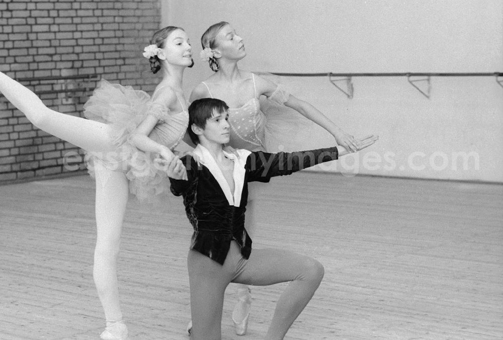GDR image archive: Berlin - Ballet lessons in the state ballet school and school for acrobatics in Berlin, the former capital of the GDR, German democratic republic