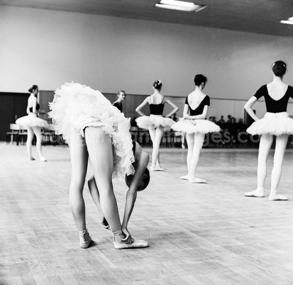 Berlin: Ballet lessons in the state ballet school and school for acrobatics in Berlin, the former capital of the GDR, German democratic republic