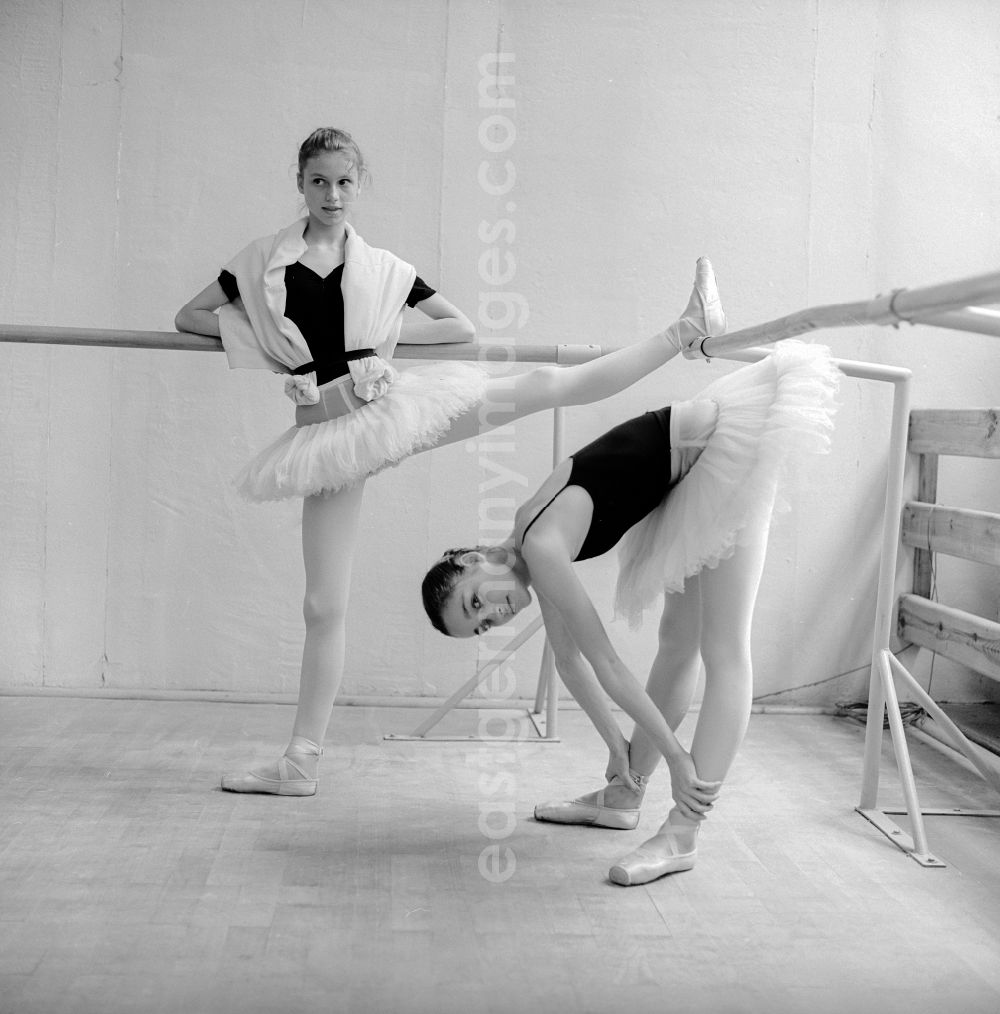 GDR photo archive: Berlin - Ballet lessons in the state ballet school and school for acrobatics in Berlin, the former capital of the GDR, German democratic republic