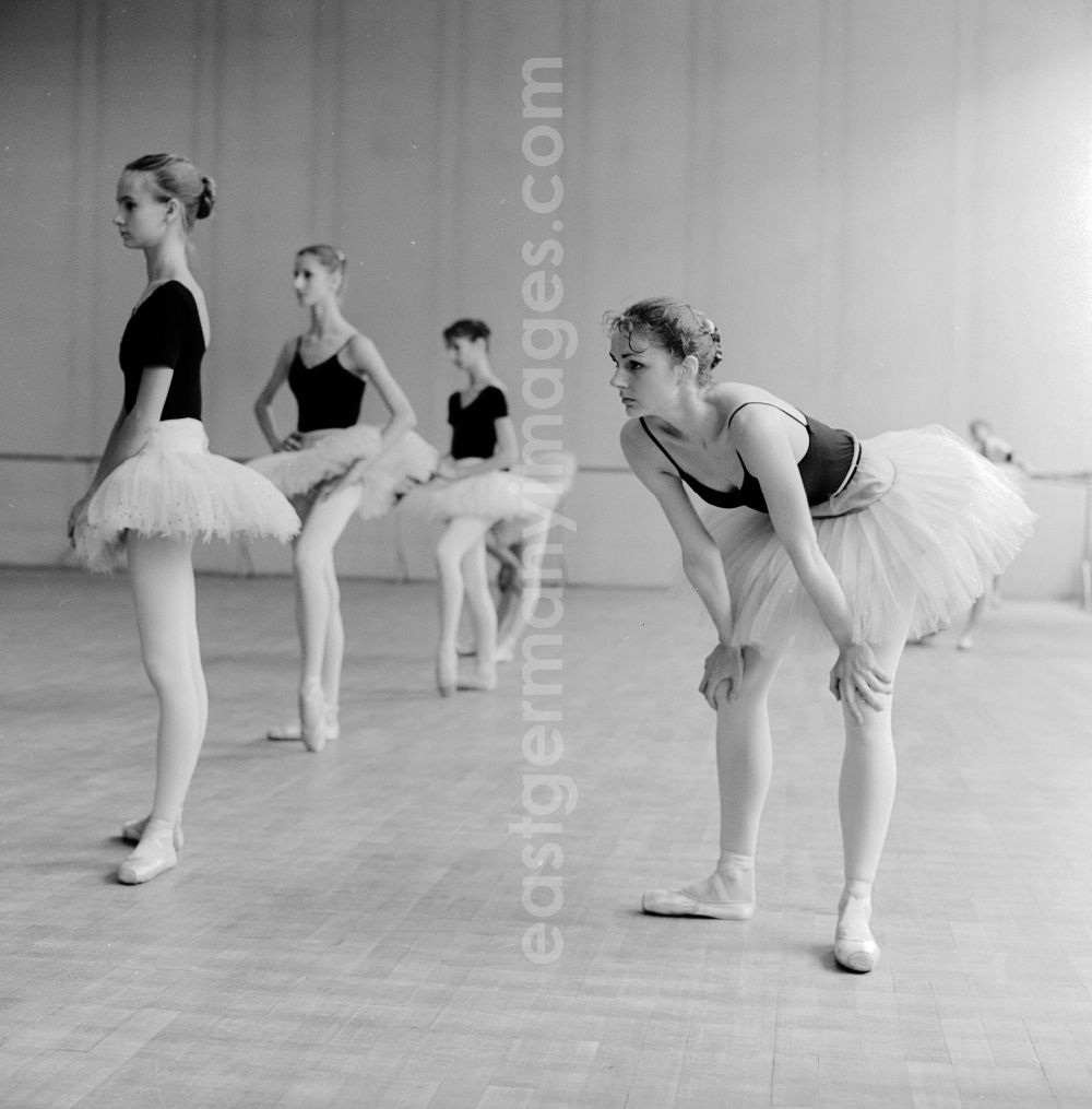 GDR picture archive: Berlin - Ballet lessons in the state ballet school and school for acrobatics in Berlin, the former capital of the GDR, German democratic republic