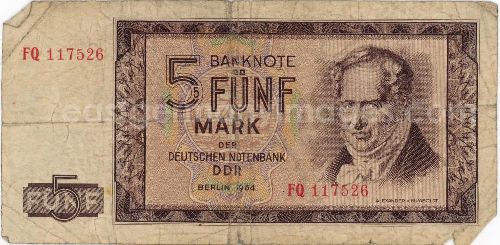 GDR picture archive: Berlin - Banknoten der Mark der DDR Ausgabe 1964 in Stückelung zu 5 Mark der DDR mit dem Porträt Alexander von Humboldt.
