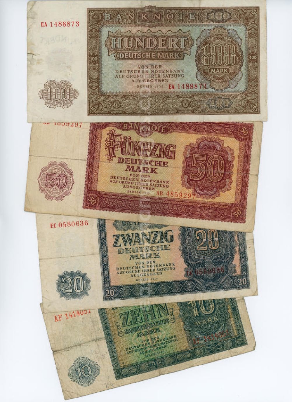 Berlin: Banknoten der Mark der DDR Ausgabe 1953 in Stückelung zu zehn, zwanzig, fünfzig und einhundert Mark der DDR.
