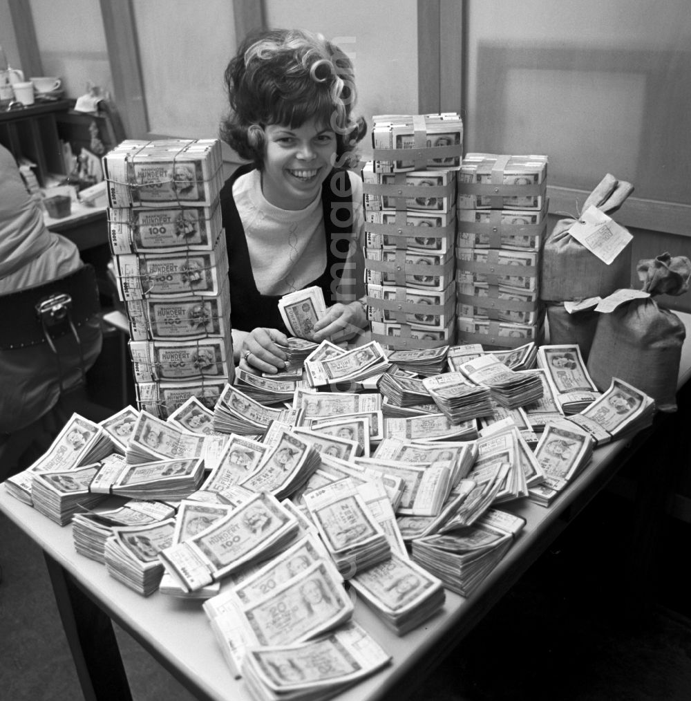 GDR photo archive: Berlin - Various mark banknotes in stacks on the table of a bank employee as legal tender and currency put into circulation by the state bank in the Mitte district of Berlin, East Berlin in the territory of the former GDR, German Democratic Republic