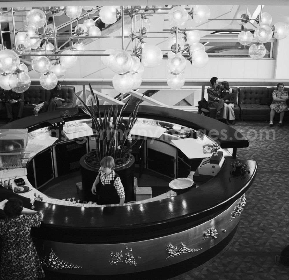 GDR picture archive: Berlin - Mitte - A bar in the foyer of the Palace of the Republic in Berlin - Mitte