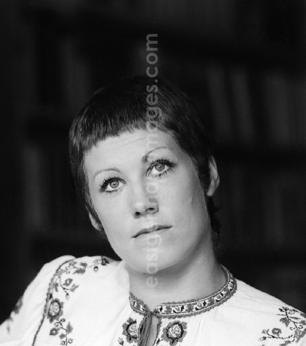 GDR picture archive: Berlin - Barbara Thalheim, German singer and songwriter, in Berlin, the former capital of the GDR, the German Democratic Republic