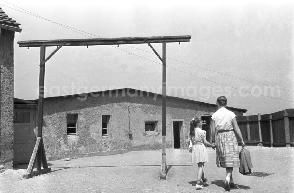 GDR photo archive: Buchenwald - Eine Frau und ihre Tochter besuchen die Nationale Mahn- und Gedenkstätte Buchenwald. Sie gehen an einem Galgen vorbei auf eine ehemalige Barracke zu. Das ehemalige Konzentrationslager Buchenwald wurde 1958 als Nationale Mahn- und Gedenkstätte eingeweiht. Beste Bildqualität nach Vorlage!
