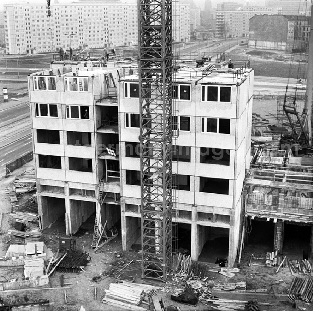 GDR picture archive: Berlin - Bau eines 17 Geschoss - Hochhauses am Leninplatz.