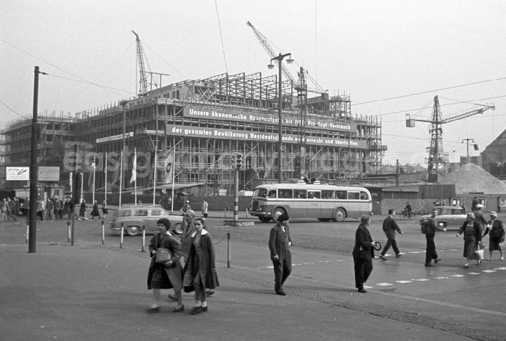 Leipzig: Nach der Zerstörung des Neuen Theaters am Augustusplatz im Zweiten Weltkrieg wird an derselben Stelle von 1956 bis 196
