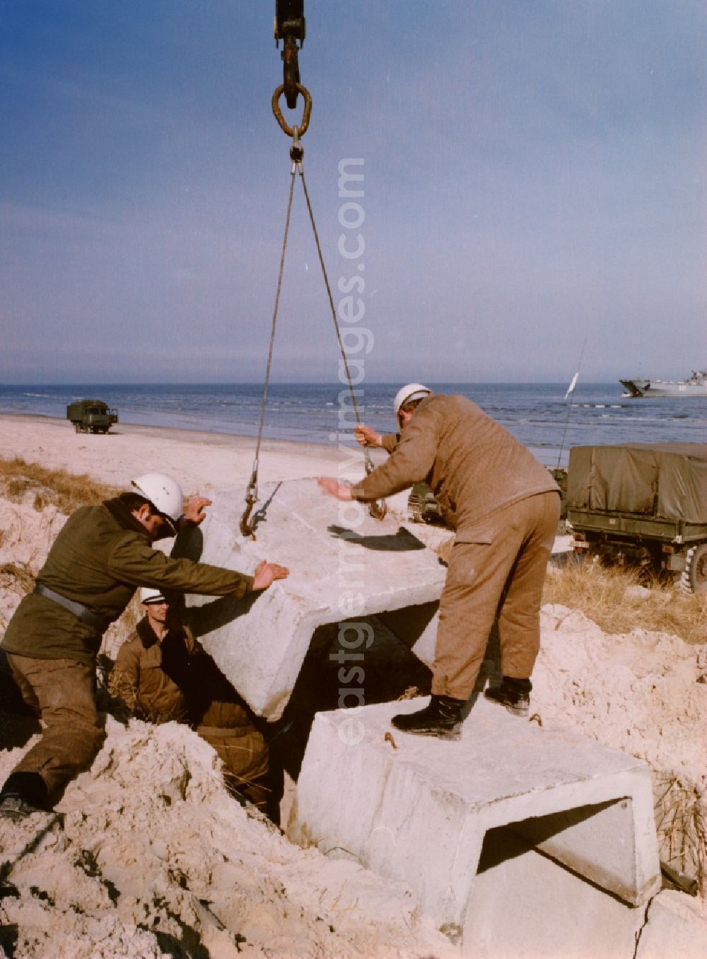 GDR picture archive: Karlshagen - Assembly and installation work of concrete segments by building pioneer soldiers of the NVA of the GDR at the dunes area of ??the beach of the Baltic Sea near Karlshagen in present-day Mecklenburg-Vorpommern