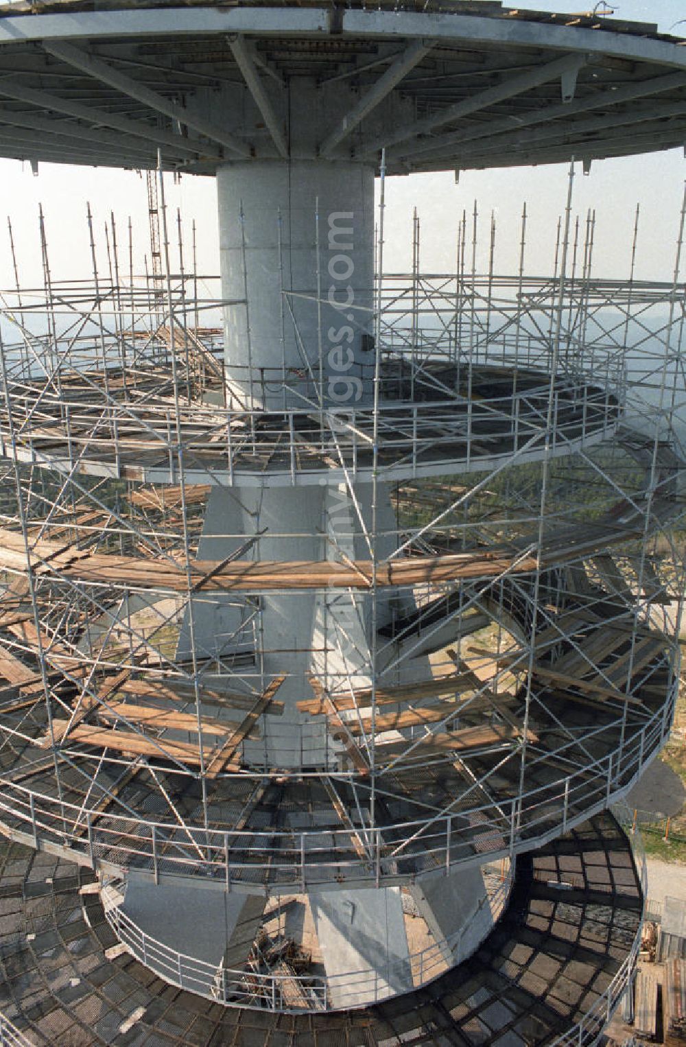 GDR photo archive: Schierke - Eingerüsteter Sendemast / neuer Fernsehturm auf dem Brocken. Der 1973 gebaute Turm hat eine Höhe von 123m. Ende der Rekonstruktion war 1993.