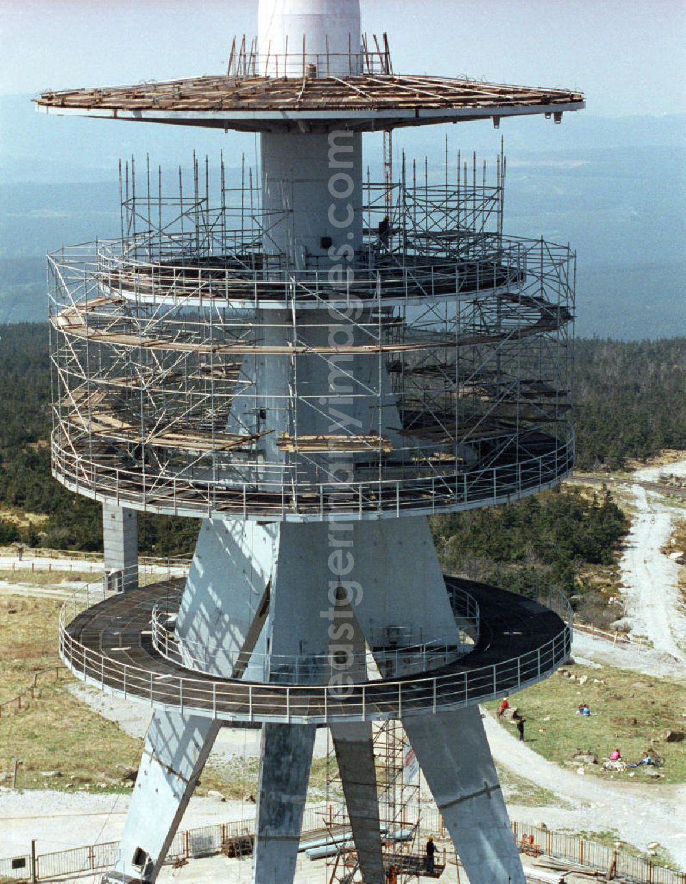 Schierke: Eingerüsteter Sendemast / neuer Fernsehturm auf dem Brocken. Der 1973 gebaute Turm hat eine Höhe von 123m. Ende der Rekonstruktion war 1993.
