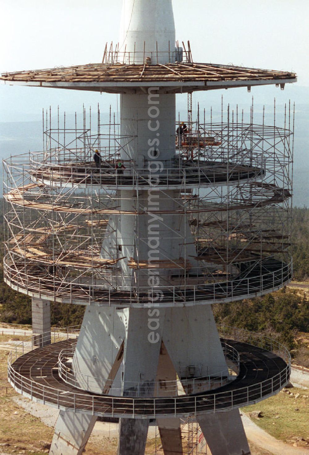 Schierke: Eingerüsteter Sendemast / Fernsehturm auf dem Brocken. Der 1973 gebaute Turm hat eine Höhe von 123m. Ende der Rekonstruktion war 1993.
