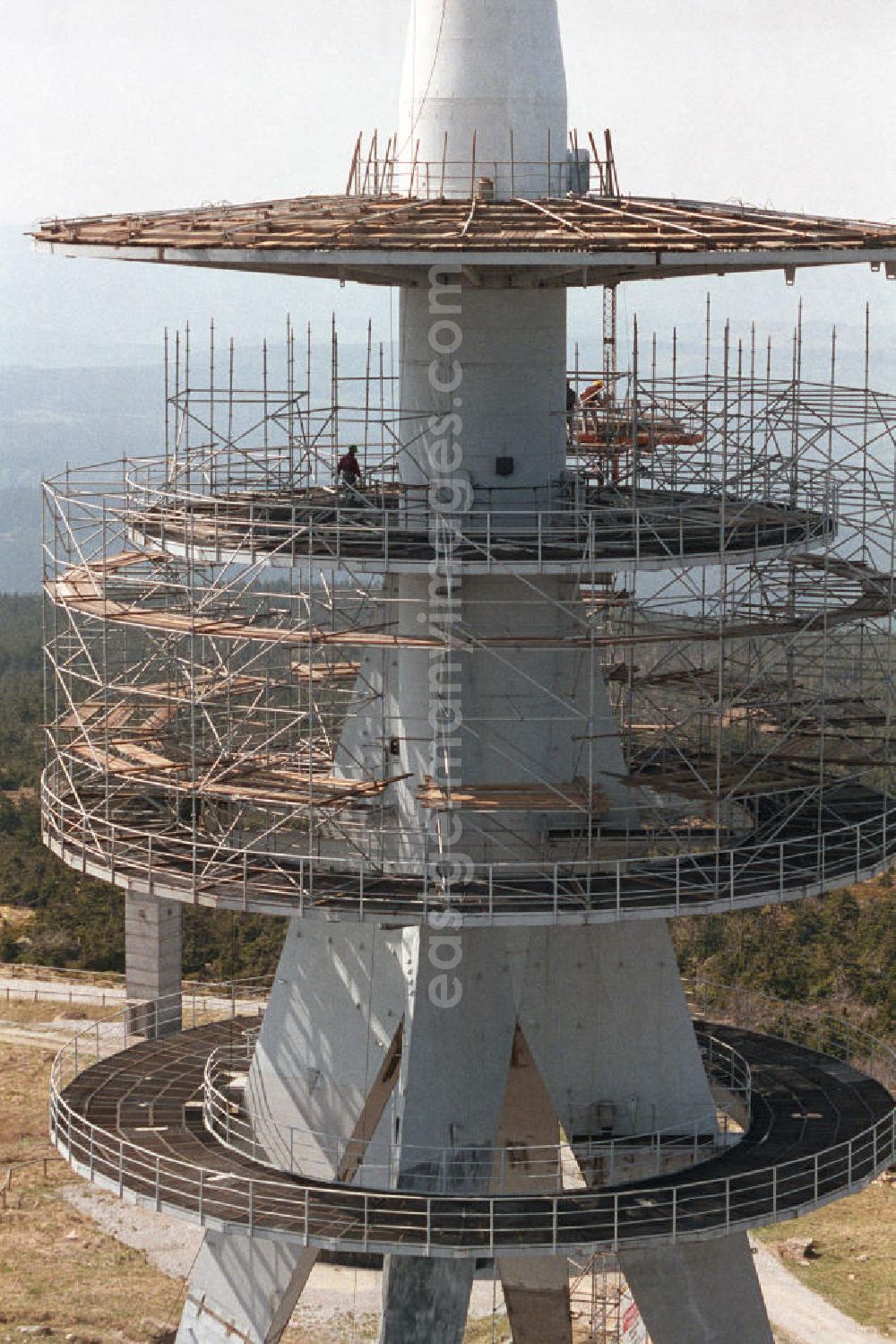 GDR photo archive: Brocken - Eingerüsteter Sendemast / neuer Fernsehturm auf dem Brocken. Der 1973 gebaute Turm hat eine Höhe von 123m. Ende der Rekonstruktion war 1993.