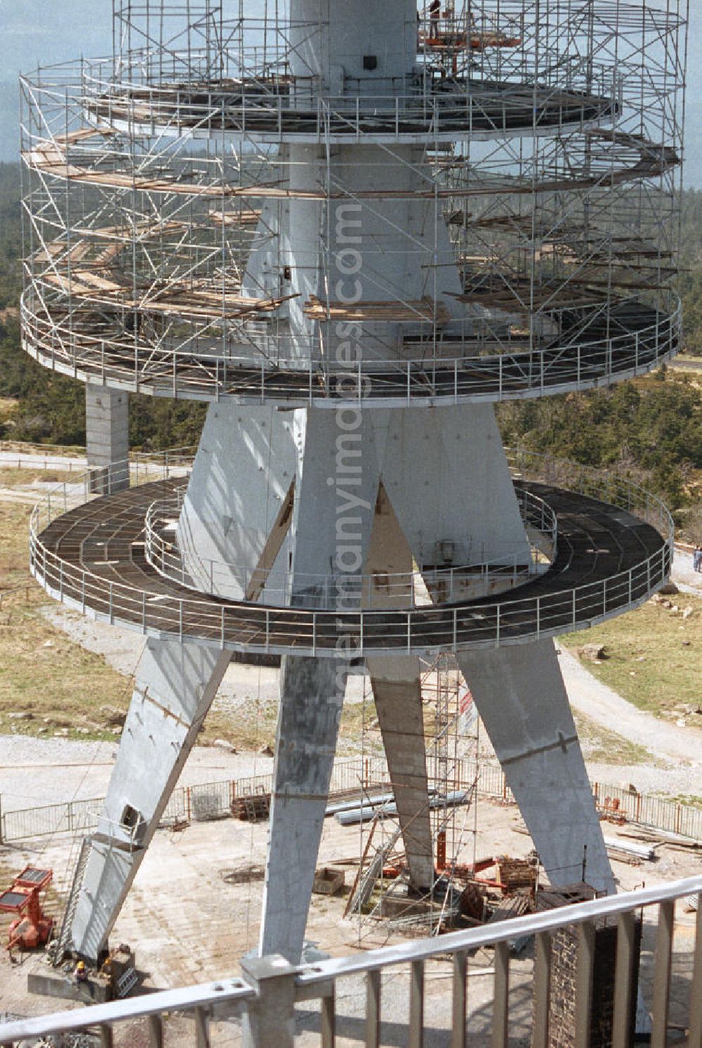 GDR picture archive: Brocken - Eingerüsteter Sendemast / neuer Fernsehturm auf dem Brocken. Der 1973 gebaute Turm hat eine Höhe von 123m. Ende der Rekonstruktion war 1993.