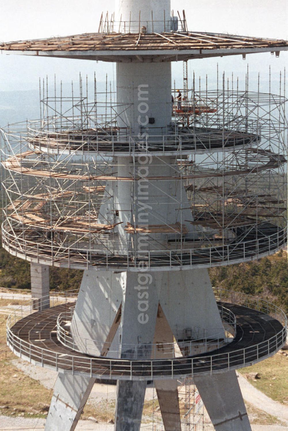 GDR image archive: Brocken - Eingerüsteter Sendemast / neuer Fernsehturm auf dem Brocken. Der 1973 gebaute Turm hat eine Höhe von 123m. Ende der Rekonstruktion war 1993.