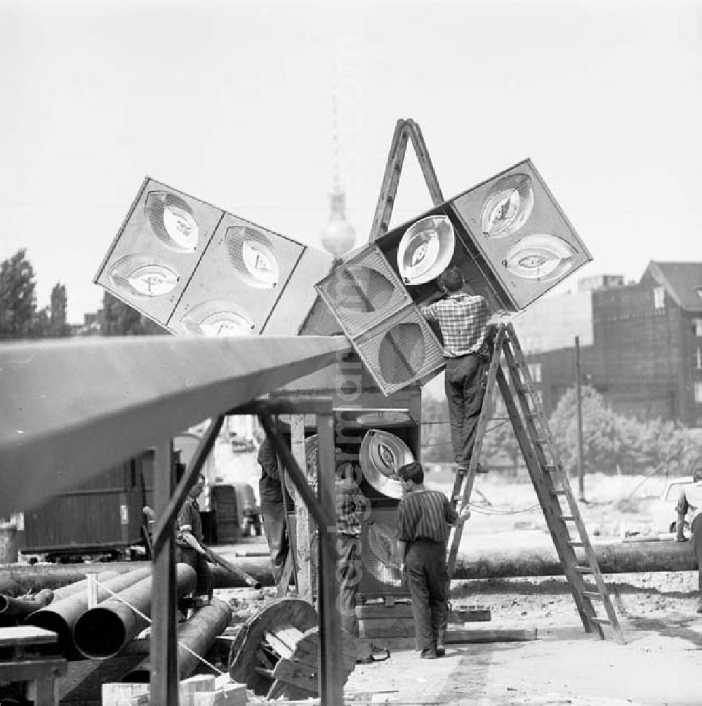 GDR picture archive: Berlin Friedrichshain - Bauarbeiten auf dem Vorplatz vom Ostbahnhof. Bauarbeiter montieren an Flutlicht / Leuchte / Lampe.