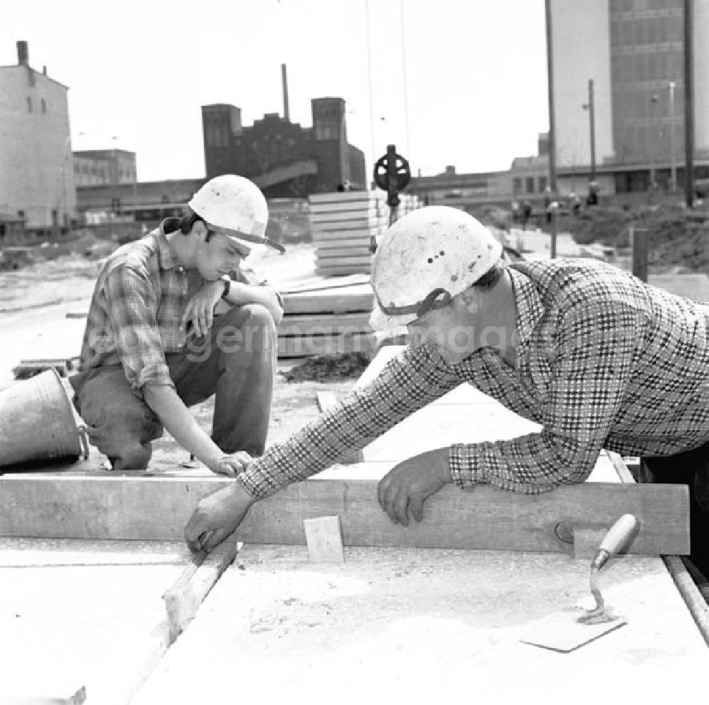 GDR image archive: Berlin - Friedrichshain - Bauarbeiten auf dem Vorplatz vom Ostbahnhof. Betonarbeiter der Brigade Nitz beim Platten verlegen.
