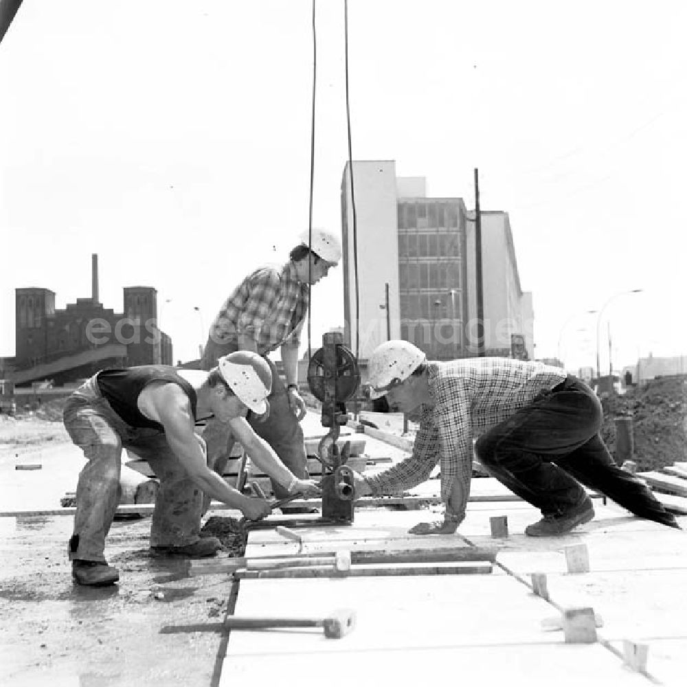 GDR photo archive: Berlin - Friedrichshain - Bauarbeiten auf dem Vorplatz vom Ostbahnhof. Betonarbeiter der Brigade Nitz beim Platten verlegen.