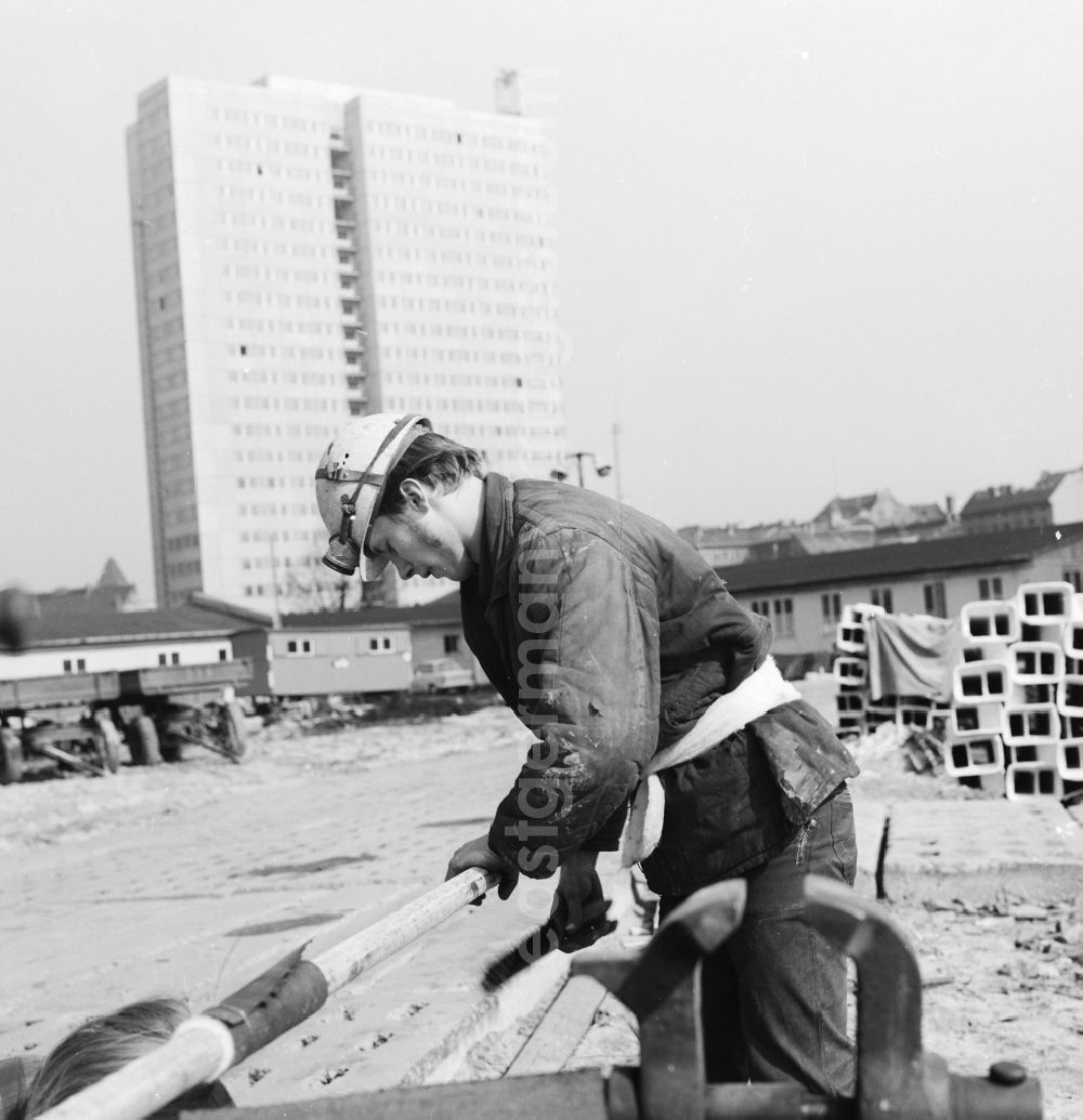 Berlin: Construction workers at work in Berlin