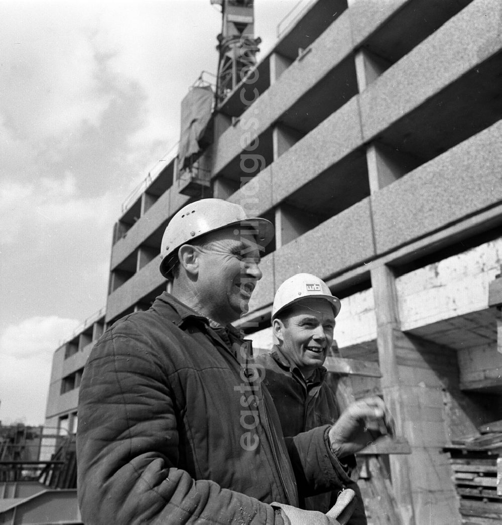 Berlin: Construction workers in work clothes Brigadiers Friedrich Redmann and Rudolf Grahl from the VEB WBK housing combine on the street Landsberger Allee in the district of Marzahn in Berlin East Berlin on the territory of the former GDR, German Democratic Republic