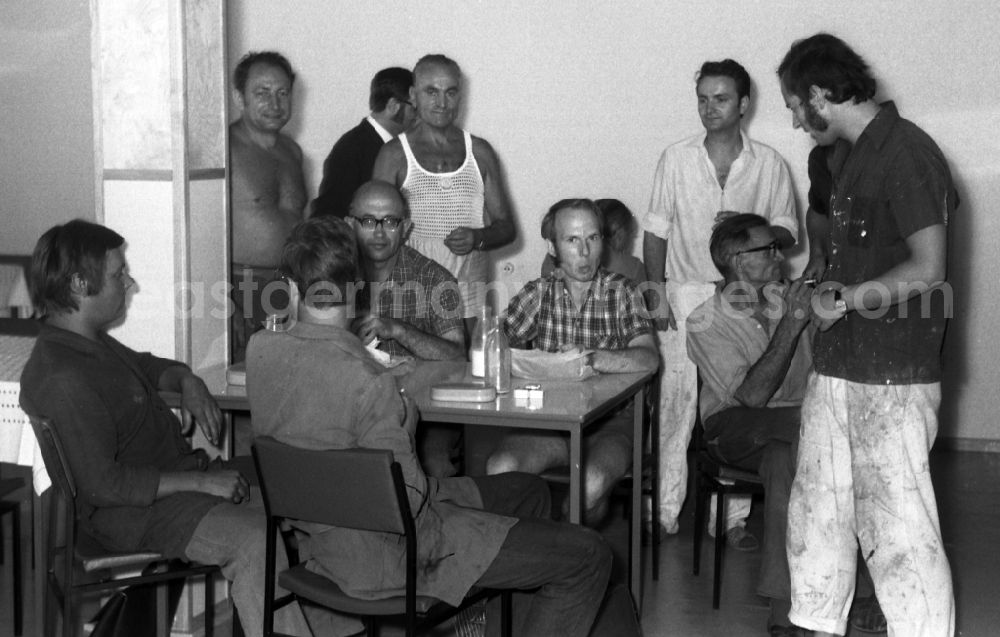 GDR image archive: Berlin - Construction workers take a breakfast break in Berlin on the territory of the former GDR, German Democratic Republic
