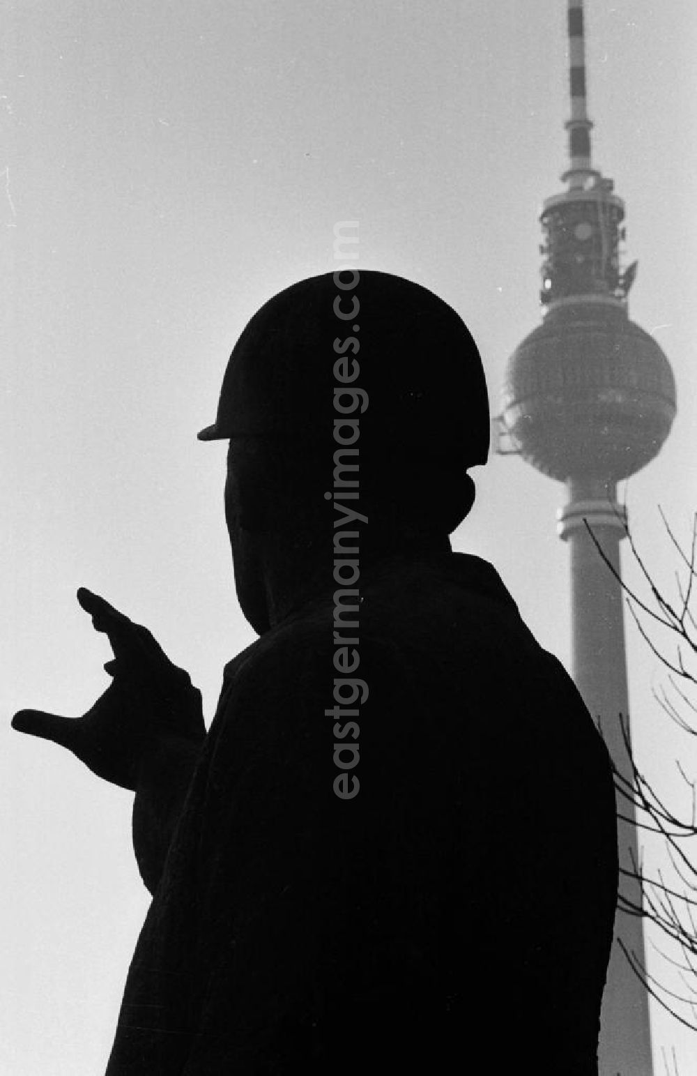 GDR photo archive: Berlin - Bauarbeiterdenkmal in Berlin mit dem Berliner Fernsehturm im Hintergrund.
