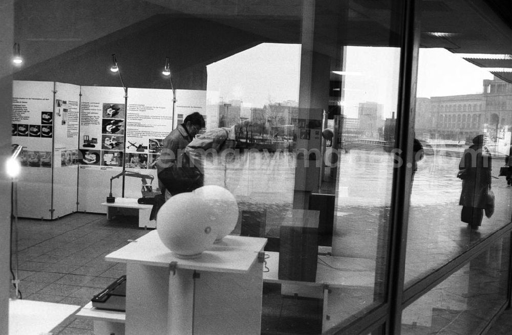 GDR photo archive: Berlin - Blick durch ein Schaufenster der Bauausstellung im Ausstellungszentrum am Fuße des Berliner Fernsehturm.