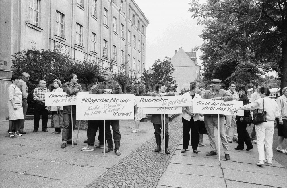 GDR photo archive: Leipzig - Dairy Farmers demonstrate in Leipzig in the state Saxony on the territory of the former GDR, German Democratic Republic