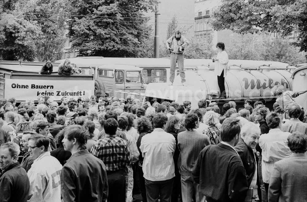 GDR picture archive: Leipzig - Dairy Farmers demonstrate in Leipzig in the state Saxony on the territory of the former GDR, German Democratic Republic