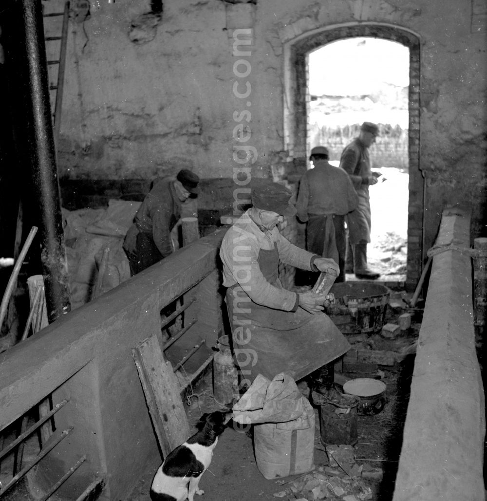 GDR picture archive: Fienstedt - Agricultural work in a farm and farm during repair work in the barn on street Dorfstrasse in Fienstedt in the state Saxony-Anhalt on the territory of the former GDR, German Democratic Republic