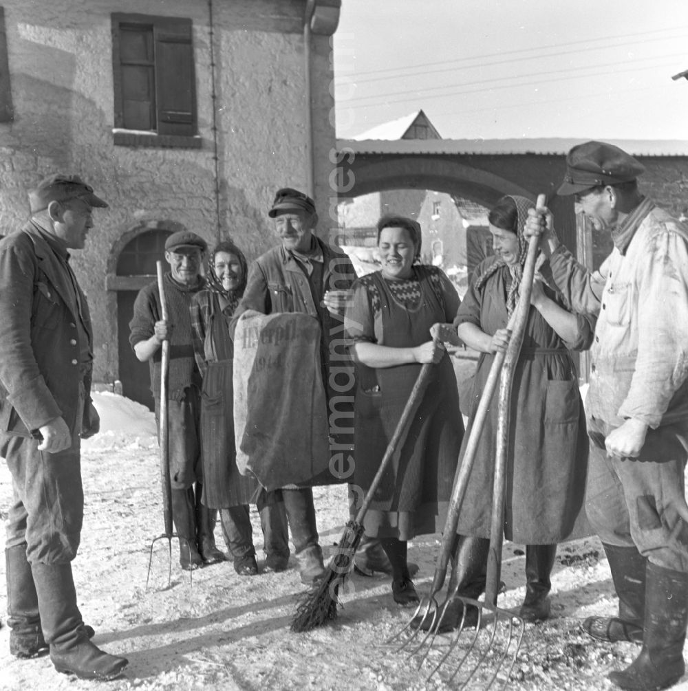 GDR image archive: Fienstedt - Agricultural work on a farm and agricultural business with a group of farmers with dung forks - silo forks in Fienstedt, Saxony-Anhalt on the territory of the former GDR, German Democratic Republic