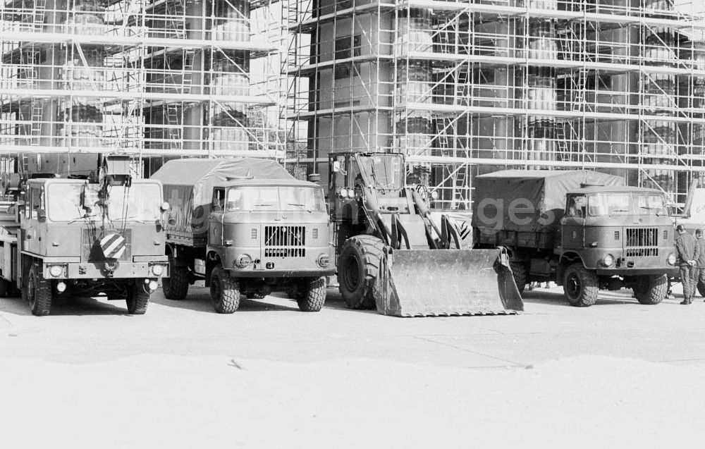 GDR photo archive: Berlin - Baufahrzeuge / LKW stehen vor Brandenburger Tor, bereit zum Abriß / Berlin Mitte 28.04.199