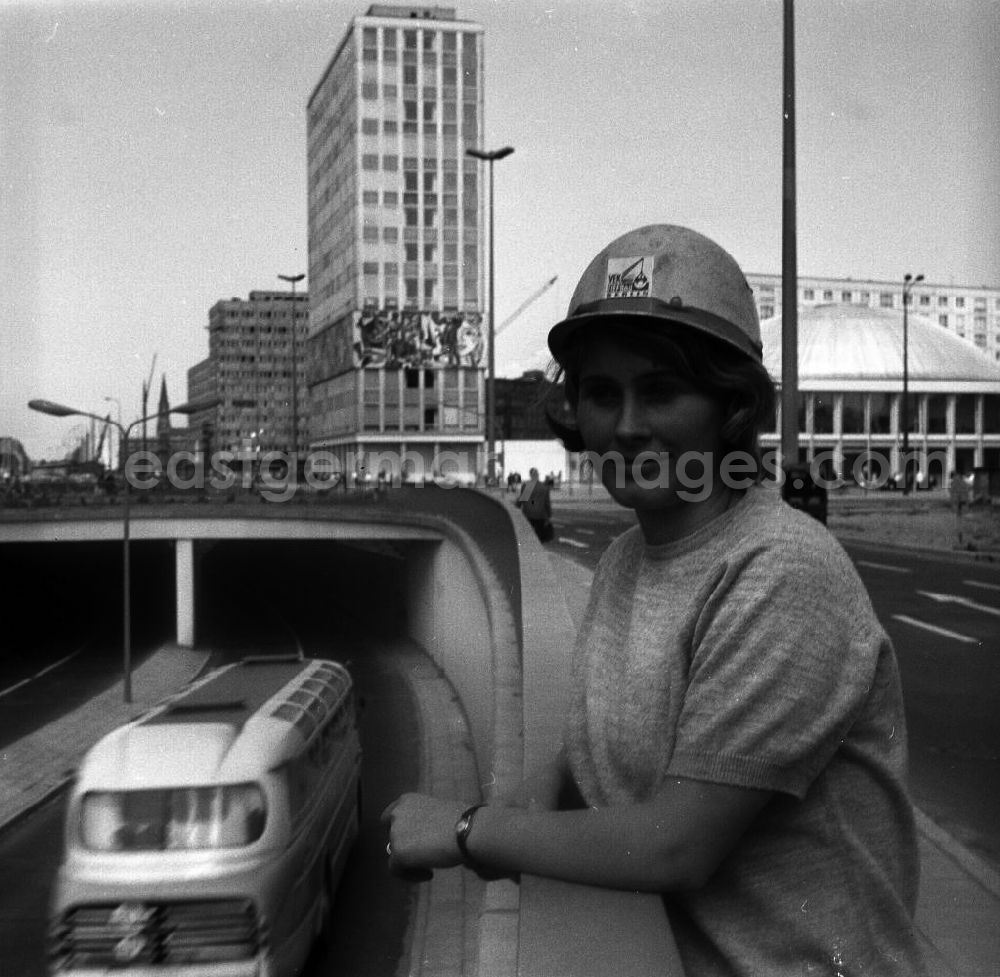 GDR photo archive: Berlin - Brigitte Pannekamp. Bauführerin-Autotunnel (