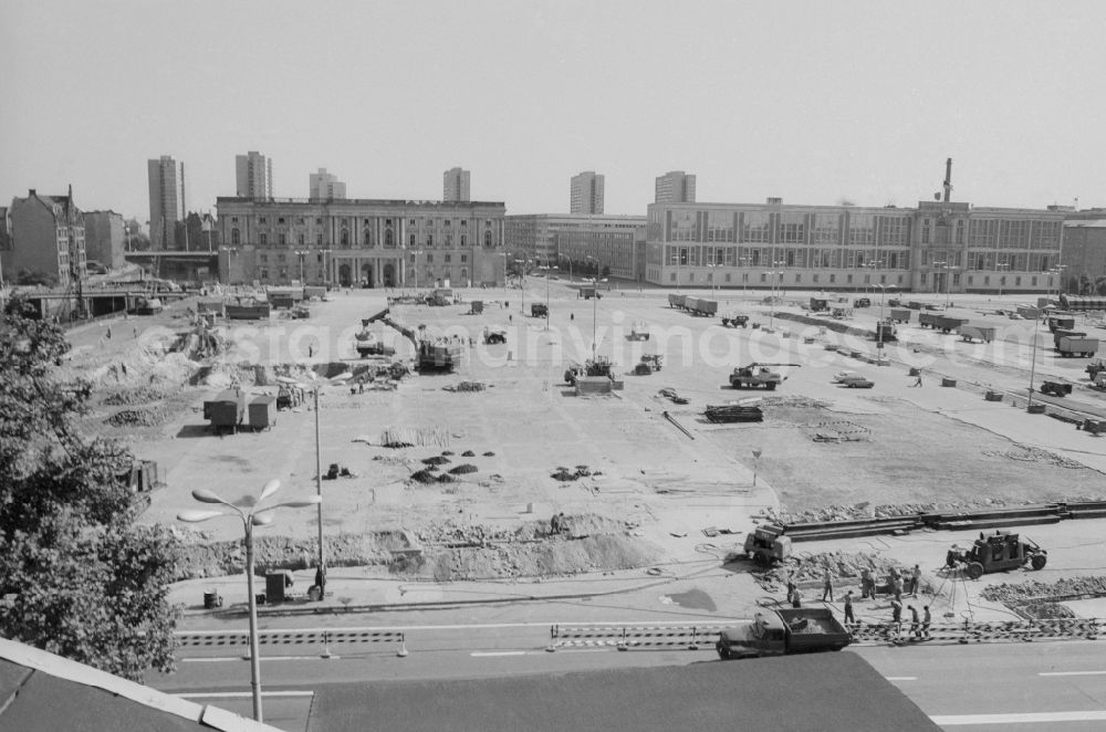GDR photo archive: Berlin - Site / construction site of the Palace of the Republic at the Marx-Engels-Platz in Berlin, the former capital of the GDR, the German Democratic Republic. On the left is the Council of State building, and right by the Ministry of Foreign Affairs