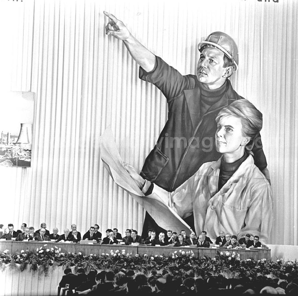 GDR image archive: Berlin - Funktionäre sitzen zusammen auf Podium / Bühne bei der 4. Baukonferenz. Dahinter Bühnenbild / Dekoration mit Abbildung von Bauarbeiter und Bauingenieurin bei der Arbeit.
