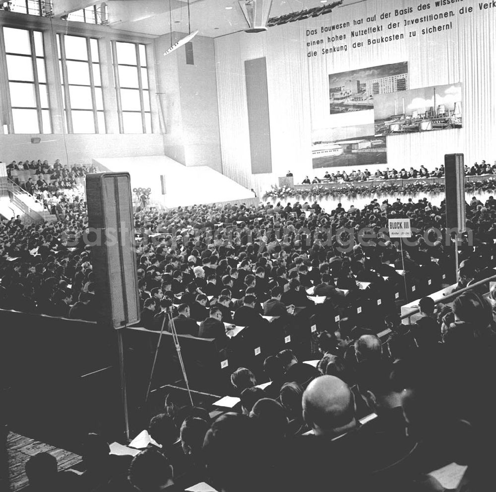 GDR photo archive: Berlin - Blick über die Teilnehmer der 4. Baukonferenz. Im Hintergrund sitzen Funktionäre / Politiker zusammen auf Podium / Bühne.