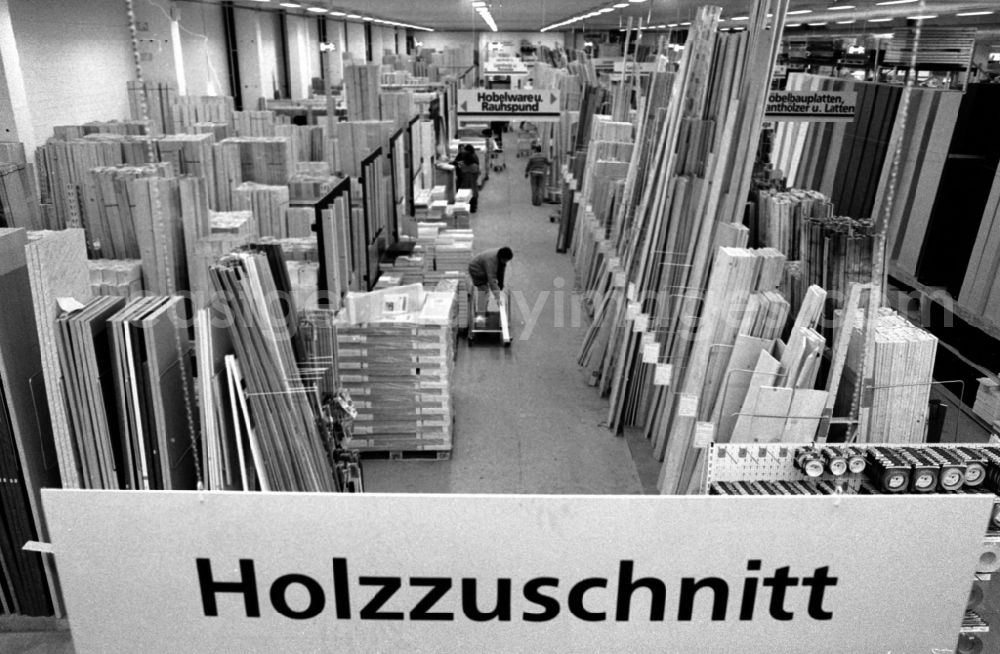 GDR image archive: Berlin - Shop fittings of a hardware store - trade Holzmarkt Possling on street Eldenaerstrasse in the district Friedrichshain in Berlin, the former capital of the GDR, German Democratic Republic