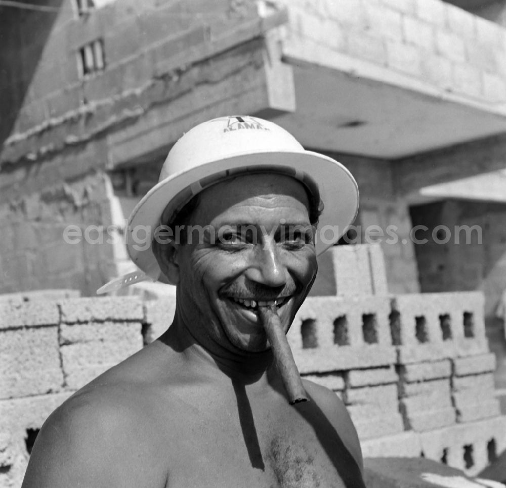 GDR photo archive: Havanna - A master builder with a cigar on a construction site in the district Alamar in Havanna in Kuba